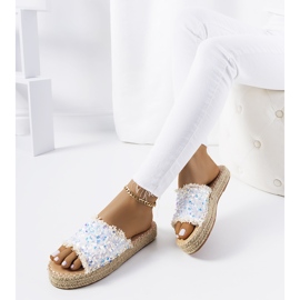 Weiße Pantoffeln auf der Susanna-Plattform 1