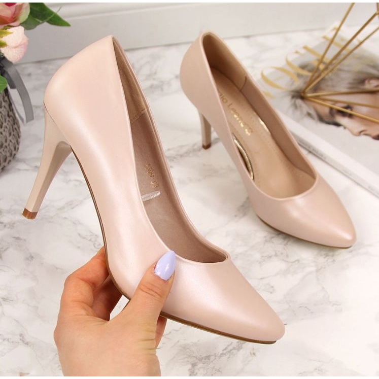 Pumps auf einer beigen Perle W Sergio Leone 1