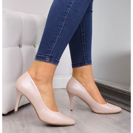 Pumps auf einer beigen Perle W Sergio Leone 2