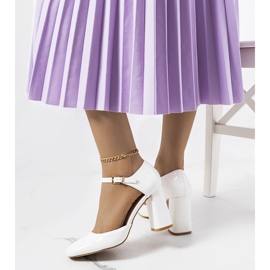 Weiße Pumps an der Clement-Säule 1