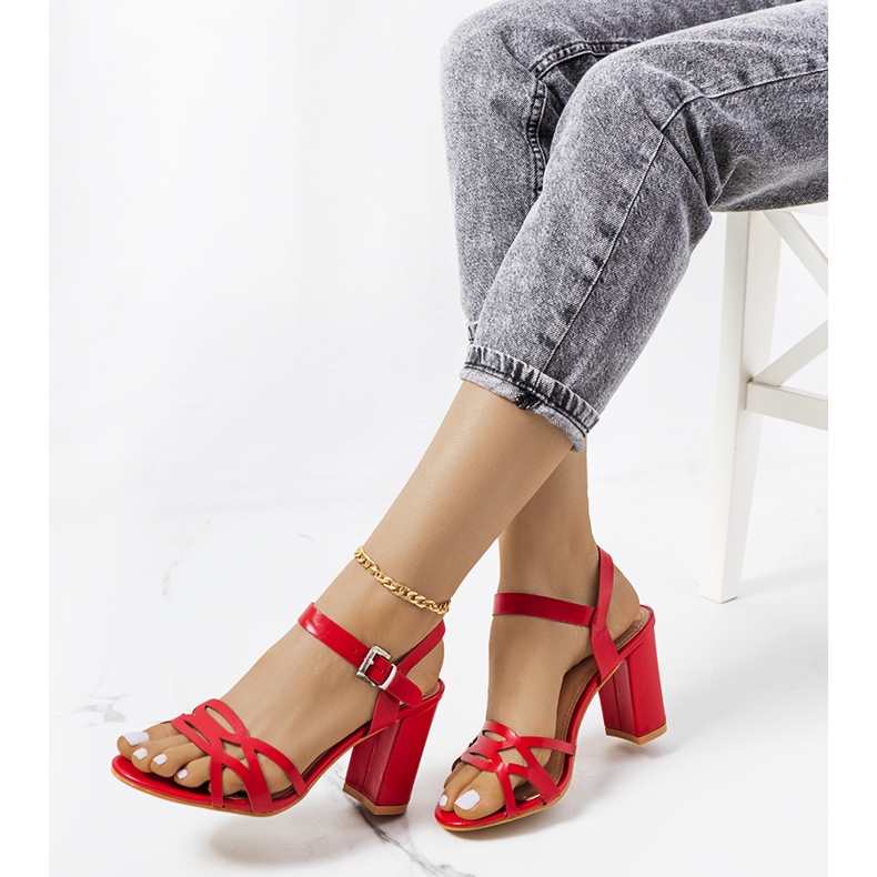 Rote Sandalen auf einem Dolling-Pfosten 1