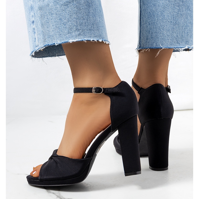 Schwarze Sandalen am Larana-Pfosten 1