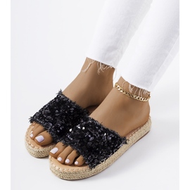 Schwarze Pantoffeln auf der Susanna-Plattform 1