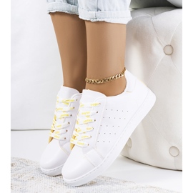 Weiße und gelbe Sportschuhe von Koho 1