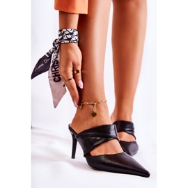 Lederpantoffeln auf einem schwarzen Aveline 1