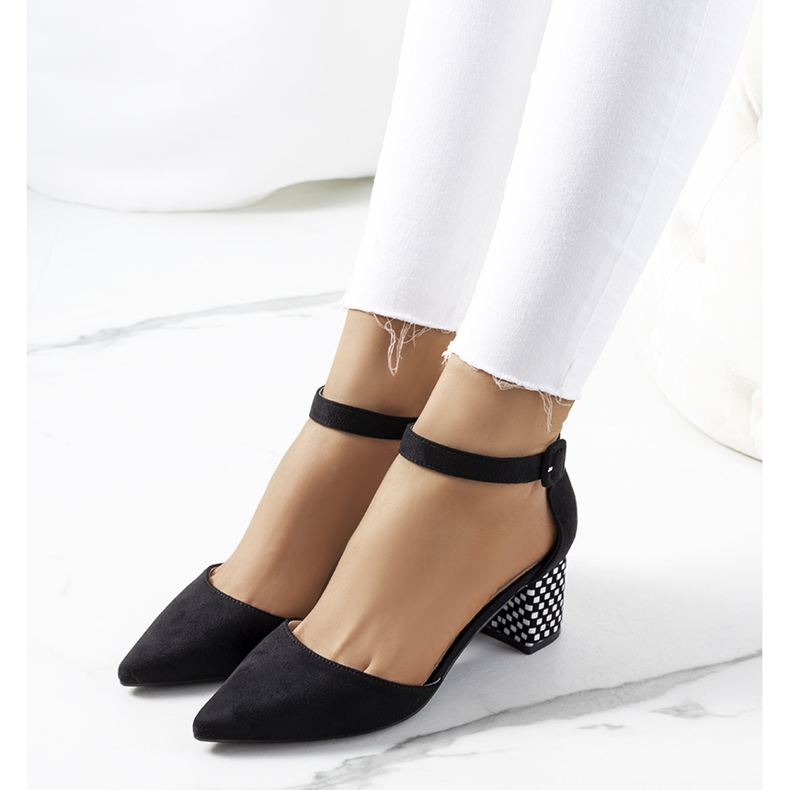 Schwarze Pumps am Rowena-Post 1