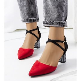 Rote und schwarze Pumps auf dem Kittie-Pfosten 1