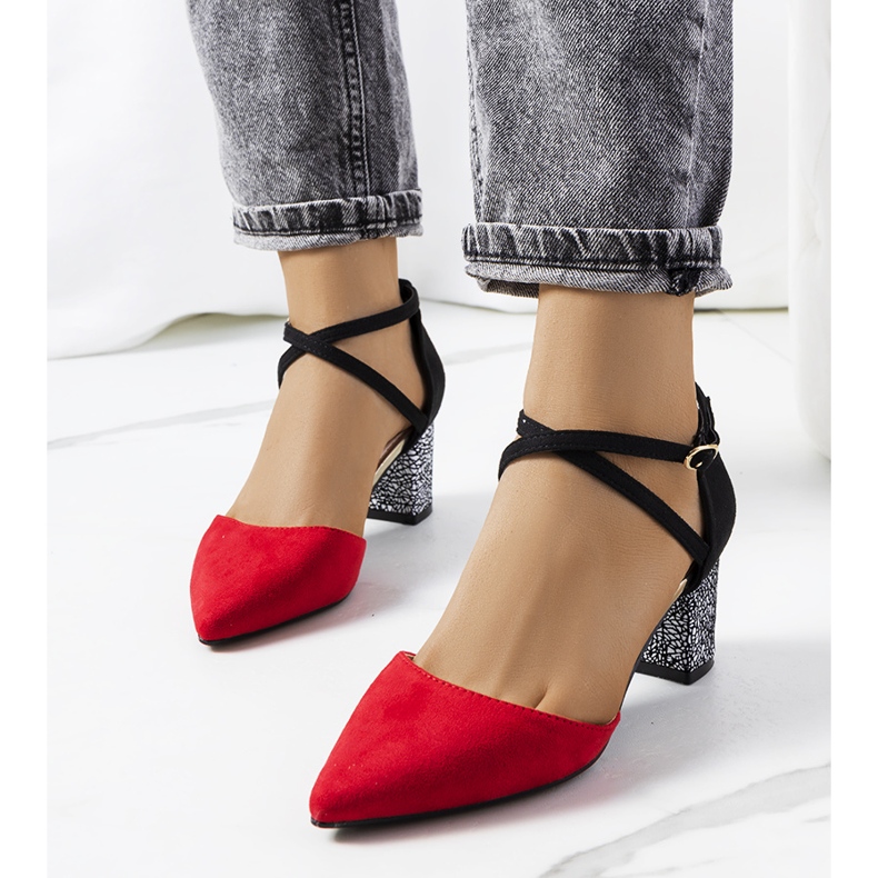 Rote und schwarze Pumps auf dem Kittie-Pfosten 1