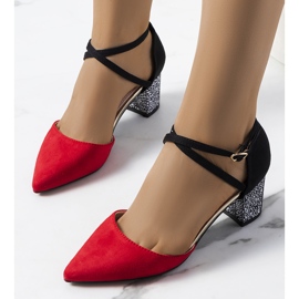 Rote und schwarze Pumps auf dem Kittie-Pfosten 2