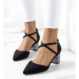 Schwarze Pumps auf dem Kittie-Pfosten 1