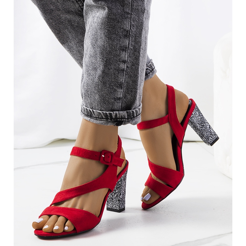 Rote Sandalen an einem Murdock-Pfosten 1