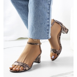 Beige Sandalen auf einem Pfosten mit Azevedo-Schlangenmotiv 1