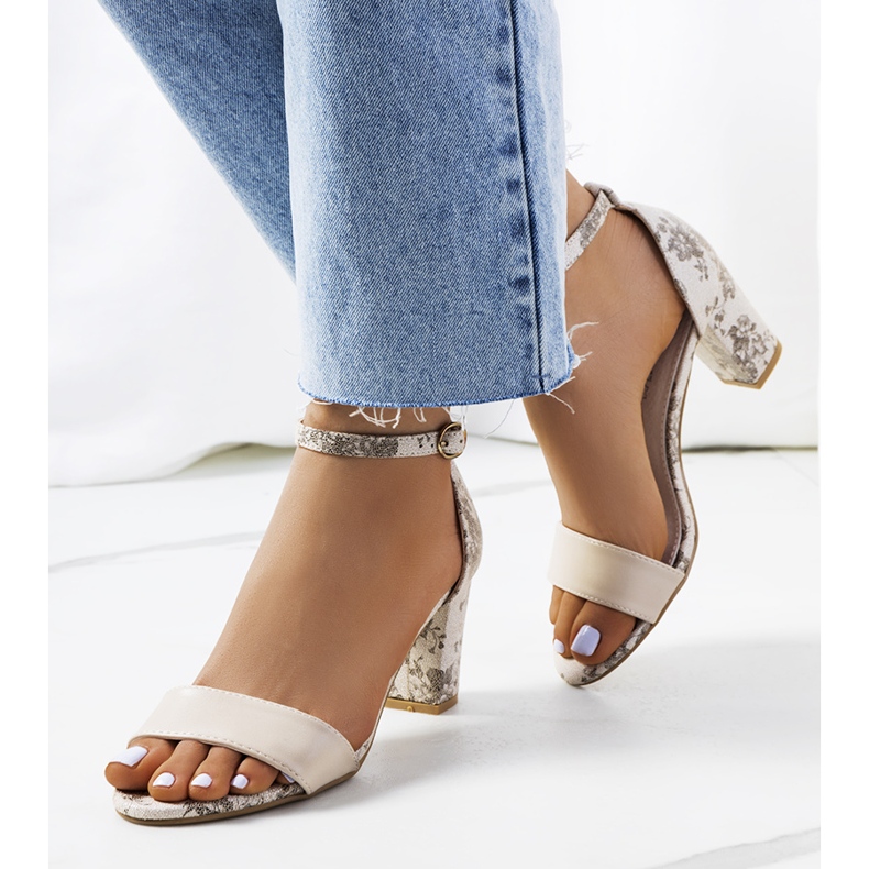 Beige Sandalen an einem Ragland-Pfosten 1