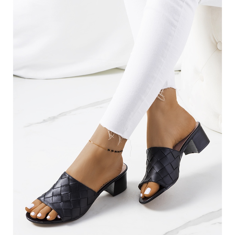 Schwarze geflochtene Hausschuhe am Svila-Pfosten 1