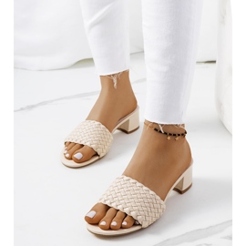 Beige gewebte Pantoffeln auf dem Posten von Verdun 1