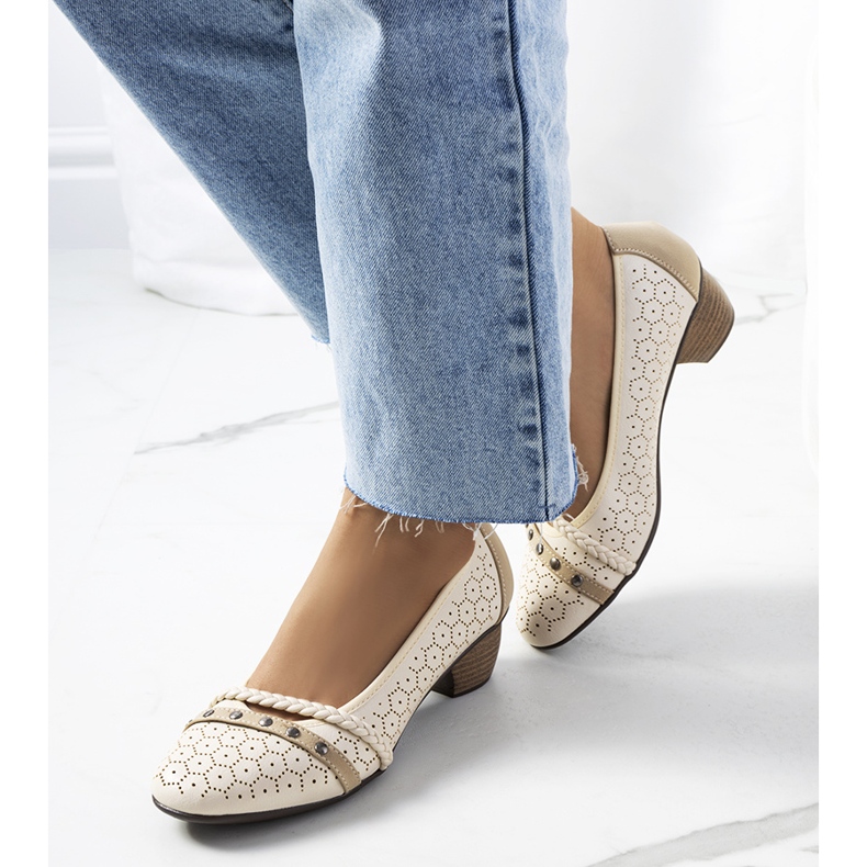 Beige durchbrochene Pumps von Hernandez 1