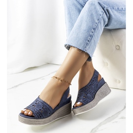 Marineblaue durchbrochene Sandalen auf einer Keilbibel 1