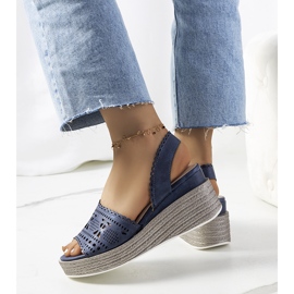 Marineblaue durchbrochene Sandalen auf einer Keilbibel 2