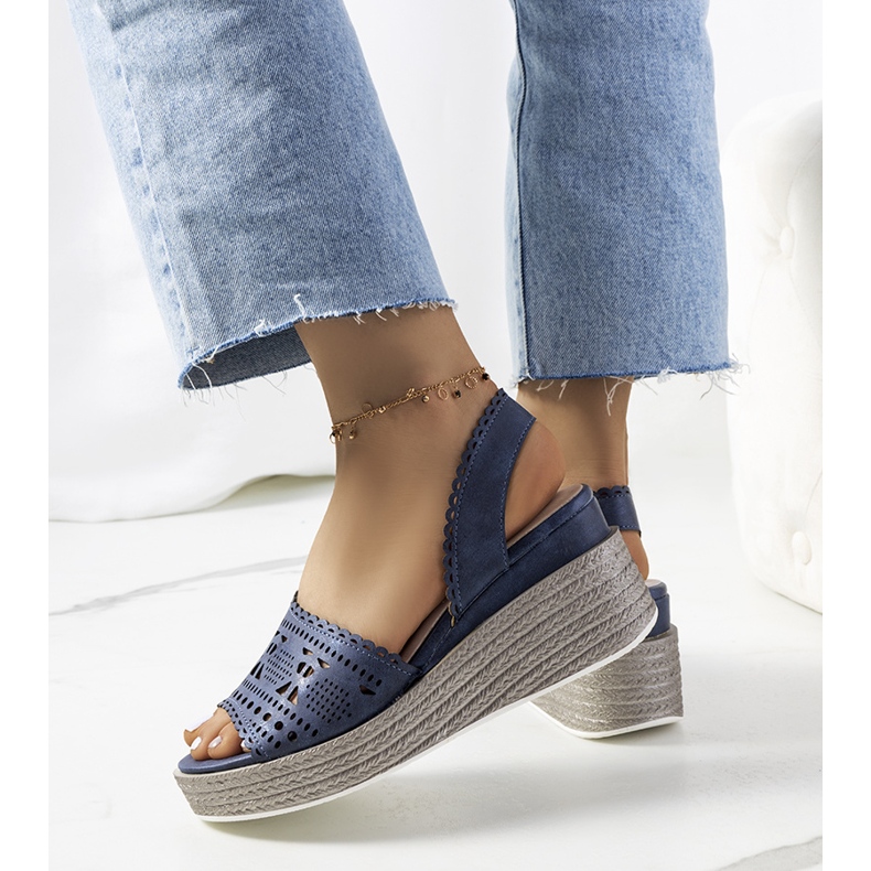 Marineblaue durchbrochene Sandalen auf einer Keilbibel 2