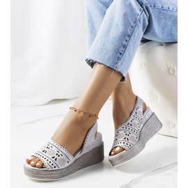 Silberne durchbrochene Sandalen auf einem biblischen Keilabsatz 1