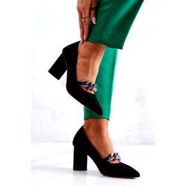 S.Barski Wildlederpumpen für Frauen mit einer schwarzen Kette 3