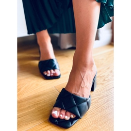 Breithackige Helen Black Pantoffeln schwarz 1