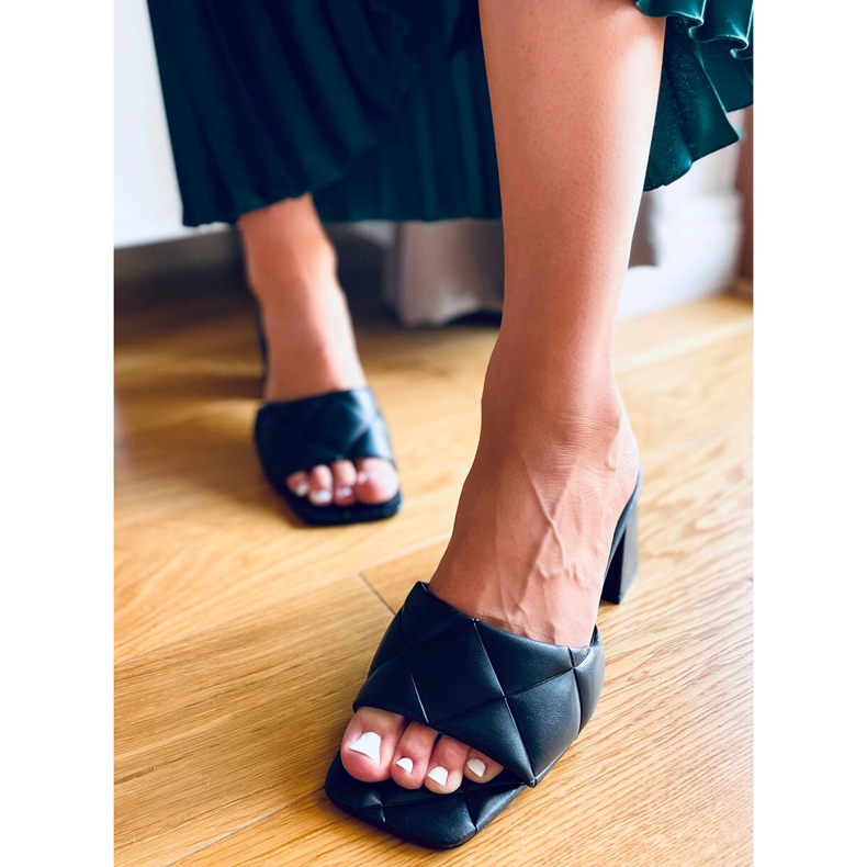 Breithackige Helen Black Pantoffeln schwarz 1