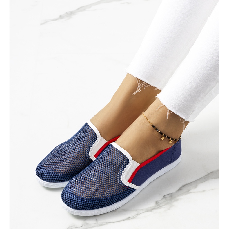 Marineblaue Turnschuhe von Annika 2