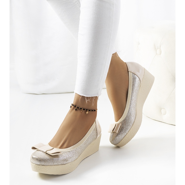 Goldene Keilpumps von Corker beige 1