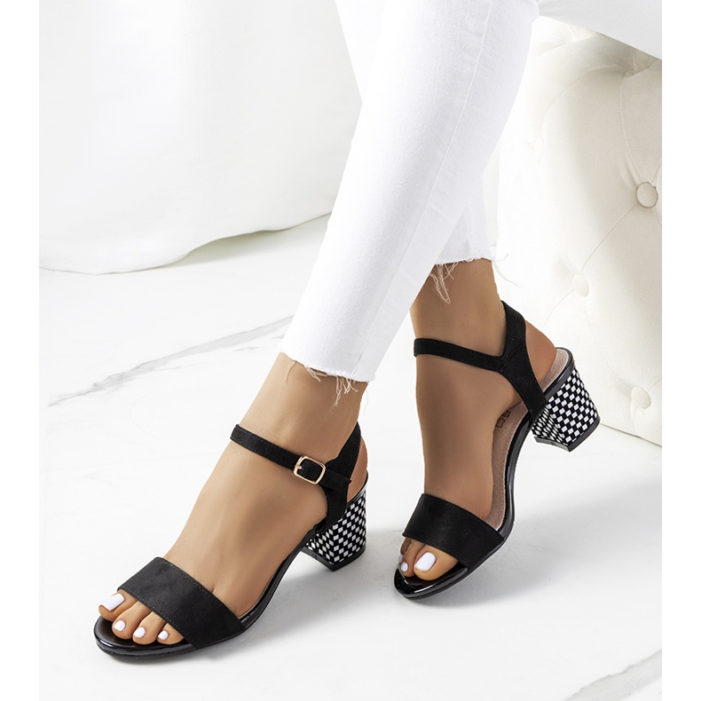 Schwarze Sandalen an einem Posten in Harbin 1