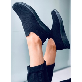 Sportschuhe mit schwarzen Socken von Bloom 1