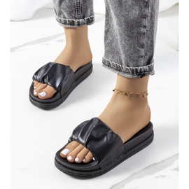 Schwarze Pantoffeln auf der Baldwin-Plattform 1