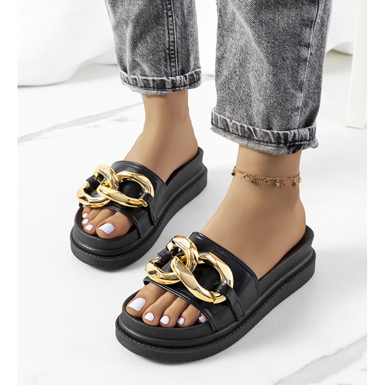 Schwarze Pantoffeln auf der Berloz-Plattform 1