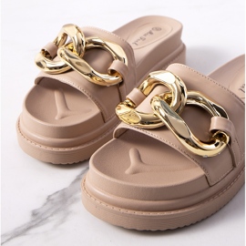 Beige Hausschuhe auf der Berloz-Plattform 1