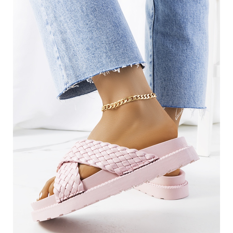 Rosa Pantoffeln auf dem Bahnsteig Bierings 2