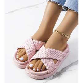 Rosa Pantoffeln auf dem Bahnsteig Bierings 1