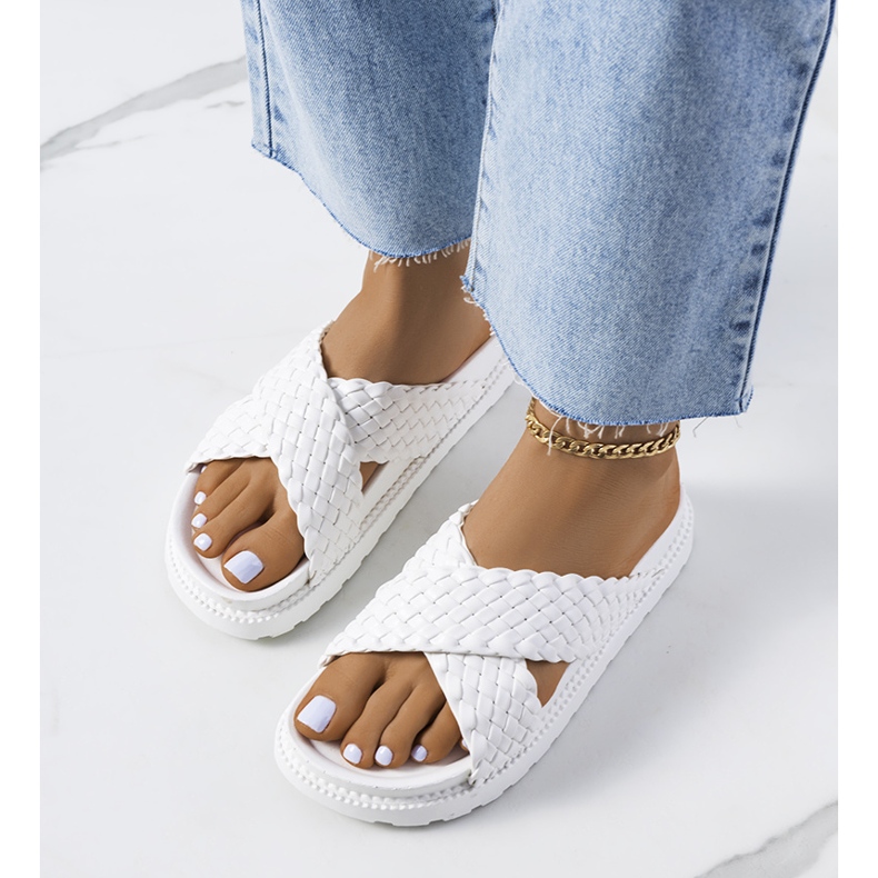 Weiße Pantoffeln auf dem Bahnsteig Bierings 1