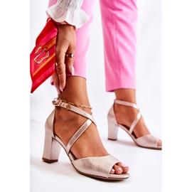 Sergio Leone Goldene Damensandalen auf einer Stange 1