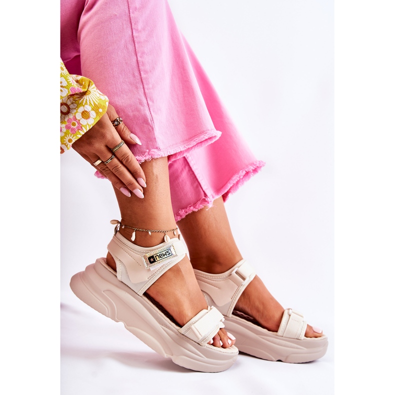 PE1 Damensandalen auf der beigefarbenen Terrina-Plattform 2