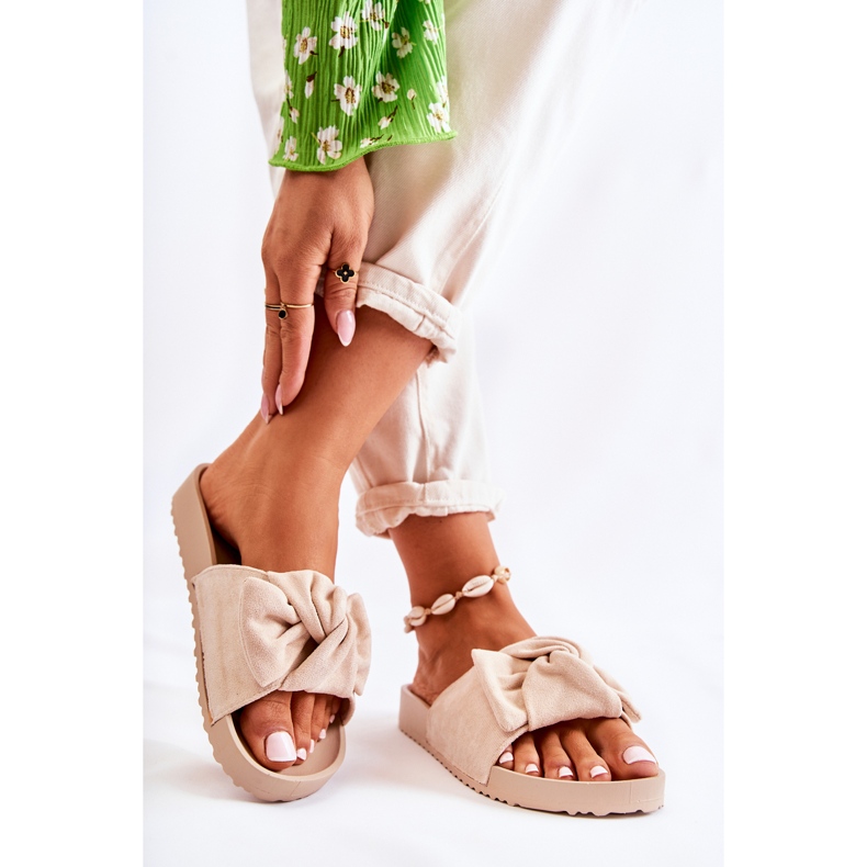 PE1 Klassische Wildlederhausschuhe mit beiger Hayle-Schleife 2