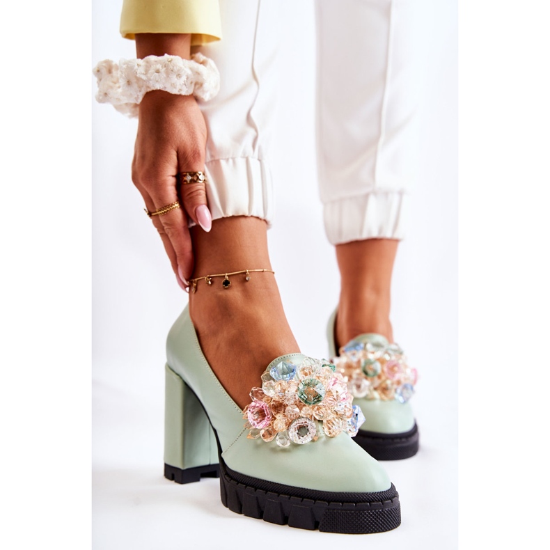 PA2 Elegante Pumps mit glattem grünem Caterine-Ornament 1