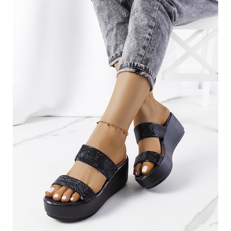 Schwarze Pantoffeln auf der Marlien-Plattform 1