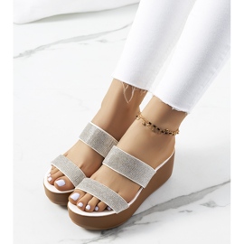 Weiße Pantoffeln auf der Marlien-Plattform 1