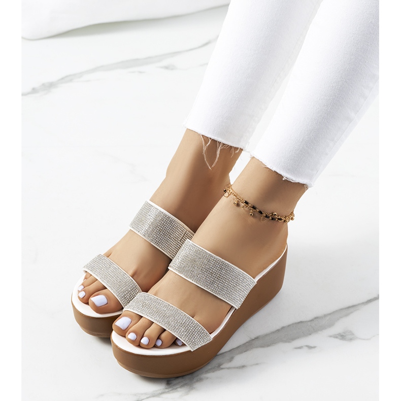 Weiße Pantoffeln auf der Marlien-Plattform 1