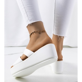 Weiße Pantoffeln auf der Duffel-Plattform 1