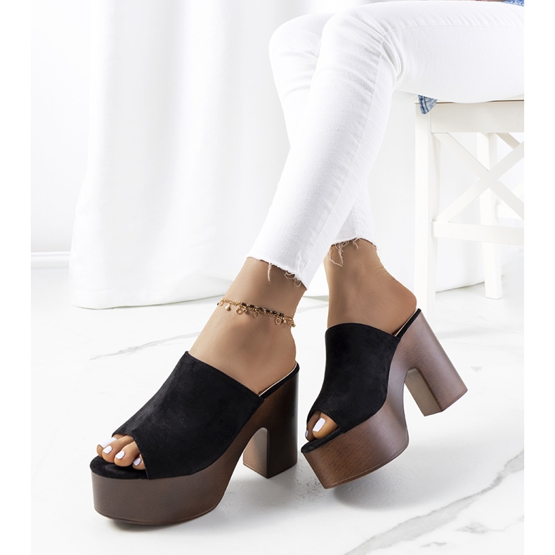 Schwarze Pantoffeln auf der Klaren-Plattform 1