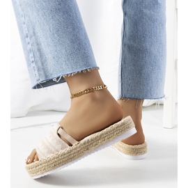 Beige Pantoffeln auf der Ana-Plattform 1