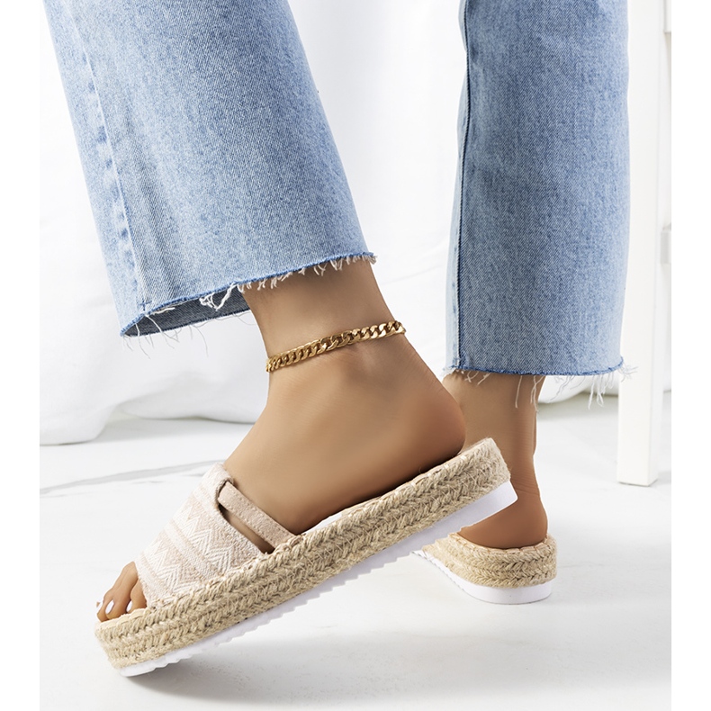 Beige Pantoffeln auf der Ana-Plattform 1