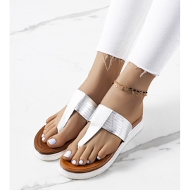 Weiße Metallic-Hausschuhe von Murilo 1