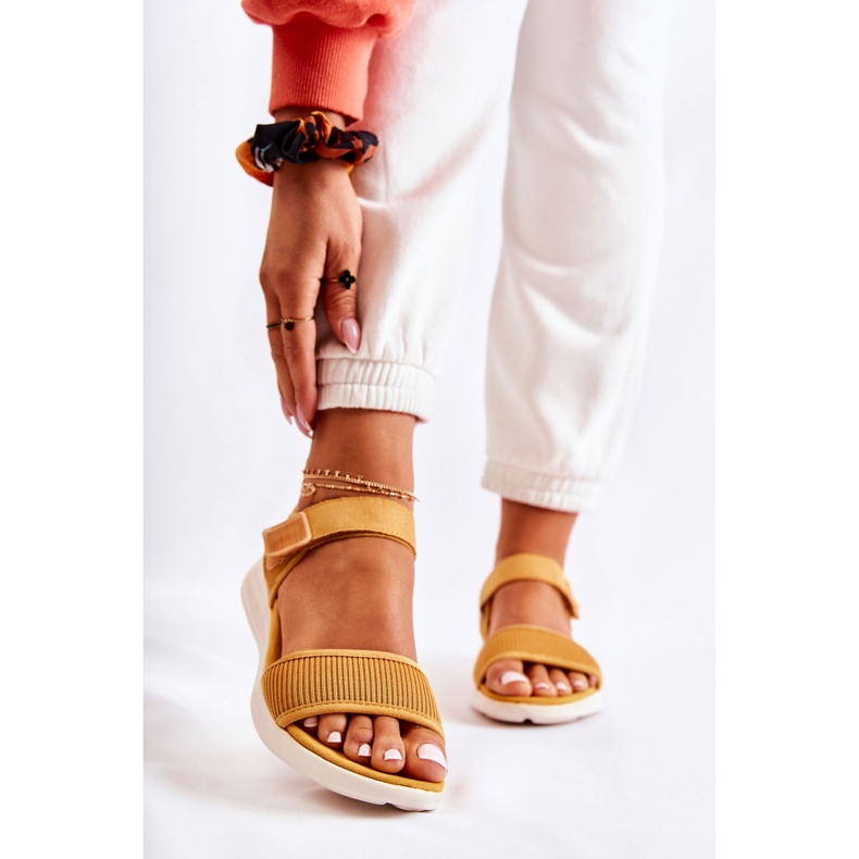 PE1 Bequeme Damensandalen mit Klettverschluss Gelb Sidney 1